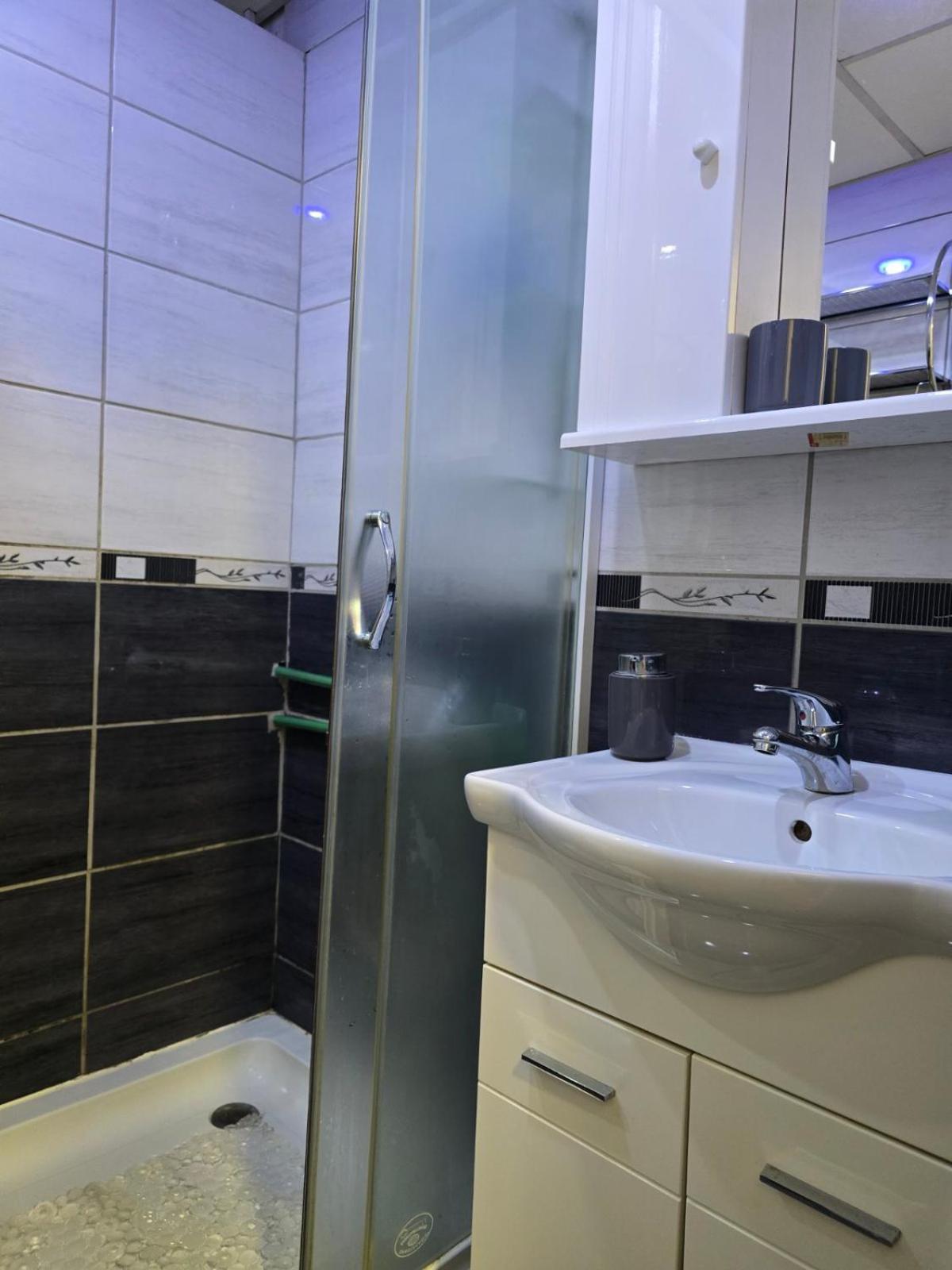 Nada'S Room With Terrace โกตอร์ ภายนอก รูปภาพ